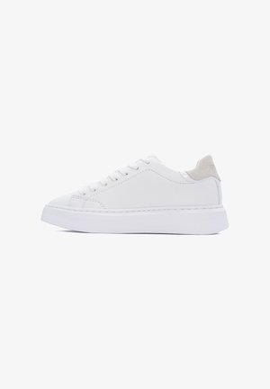 Sneakers in pelle bianca con design low-top, punta rotonda e suola piatta bianca. Presentano un accento in tessuto grigio sul tallone.