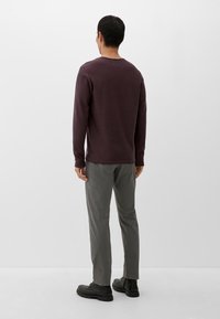 s.Oliver MIT ROLLSAUMBLENDE - Strickpullover - violett