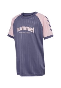 Lila sport-t-shirt med ljusrosa accenter, horisontella ränder, rund halsringning och texten "hummel PERFORMANCE" på framsidan.