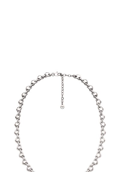 Collier en chaîne argentée composé de maillons entrelacés en forme de cœur, fini par un fermoir et une chaîne de rallonge pour une longueur réglable.