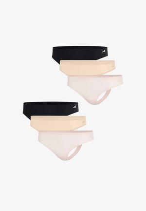 Hvid ribbet tanktop med brede stropper og let beige sømløse undertøj, der har sorte logo-detaljer på begge dele.