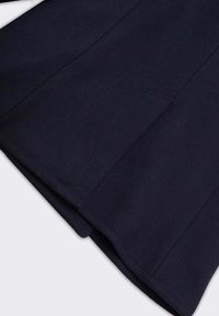 Gonna in misto lana blu navy dal design pulito, caratterizzata da un taglio dritto, sottili dettagli di cucitura e una finitura su misura.