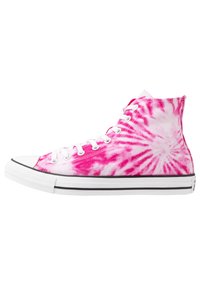 Tenisky vysokého střihu s bílou podrážkou a šněrováním, zdobené vzorem bílo-růžového tie-dye, zobrazené z boku na bílém pozadí.