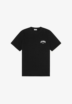 Čierne bavlnené tričko s krátkymi rukávmi, okrúhlym výstrihom a bielym potlačeným logom na ľavej strane hrudníka. Klassický strih.