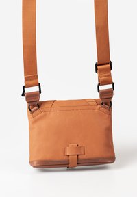 Borsa a tracolla in pelle arancione con forma rettangolare, cinturino regolabile e hardware nero. Presenta una base piatta e dettagli cuciti.