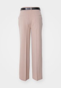 Beige skreddersydde bukser med rett passform, med et svart belte, to baklommer og en jevn stofftekstur.