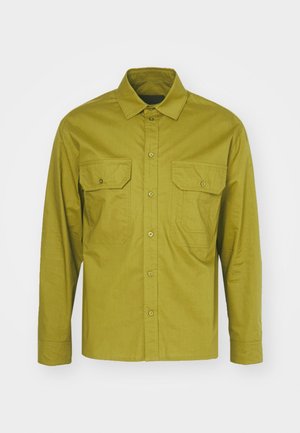 Olivroheline pika varrukaga särk, valmistatud puuvilla segust, millel on nööbid all kaas ja kaks esimest taskut nööbiga klappidega.