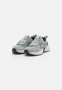 Zapatillas de malla azul claro con acentos grises, superposiciones texturizadas, suela negra y el logo de Nike en blanco. Incluyen lengüeta acolchada y tira de sujeción.