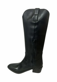 Bota alta hasta la rodilla de cuero negro con textura suave, punta redondeada, cremallera lateral y tacón bajo. Cuenta con una presilla en la parte trasera para facilitar su puesta.