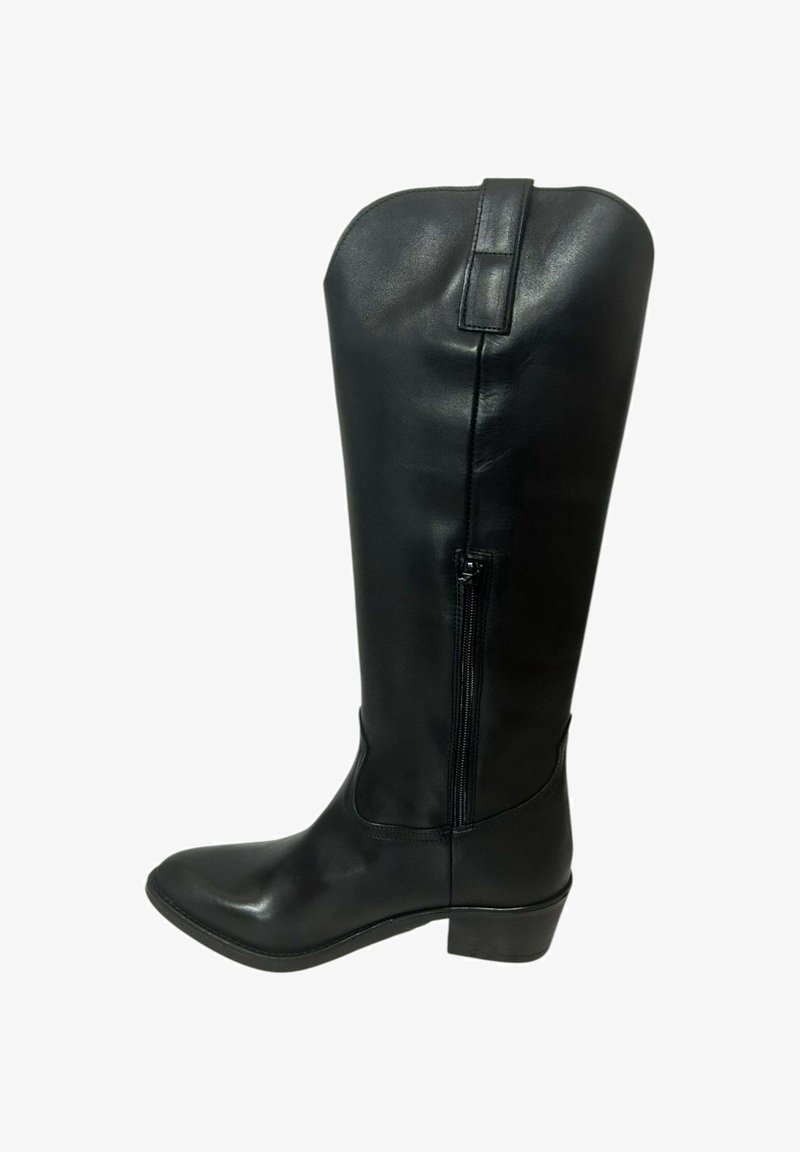 Bota alta hasta la rodilla de cuero negro con textura suave, punta redondeada, cremallera lateral y tacón bajo. Cuenta con una presilla en la parte trasera para facilitar su puesta.