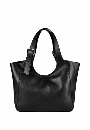 Sac cabas en cuir noir avec une large bandoulière ajustable et une boucle argentée sur fond blanc.