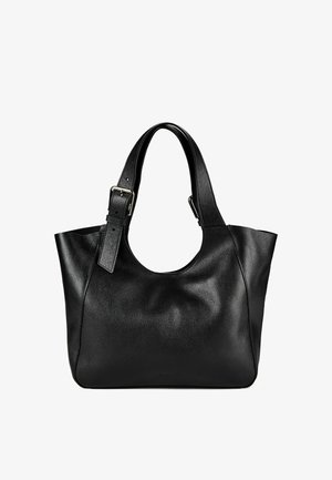 Sac cabas en cuir noir avec une large bandoulière ajustable et une boucle argentée sur fond blanc.