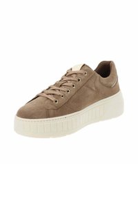 Zapatilla de ante marrón con suela gruesa blanca y cordones marrones a juego, en ángulo para mostrar el lado exterior y la parte frontal.