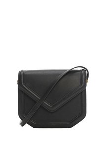 Bolso cruzado de cuero sintético negro con un diseño geométrico, que cuenta con una solapa plegada, herrajes dorados y una correa adjustable.
