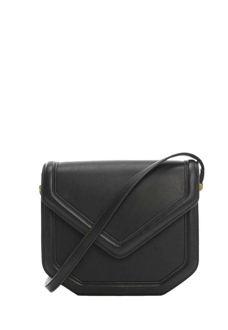 Bolso cruzado de cuero sintético negro con un diseño geométrico, que cuenta con una solapa plegada, herrajes dorados y una correa adjustable.