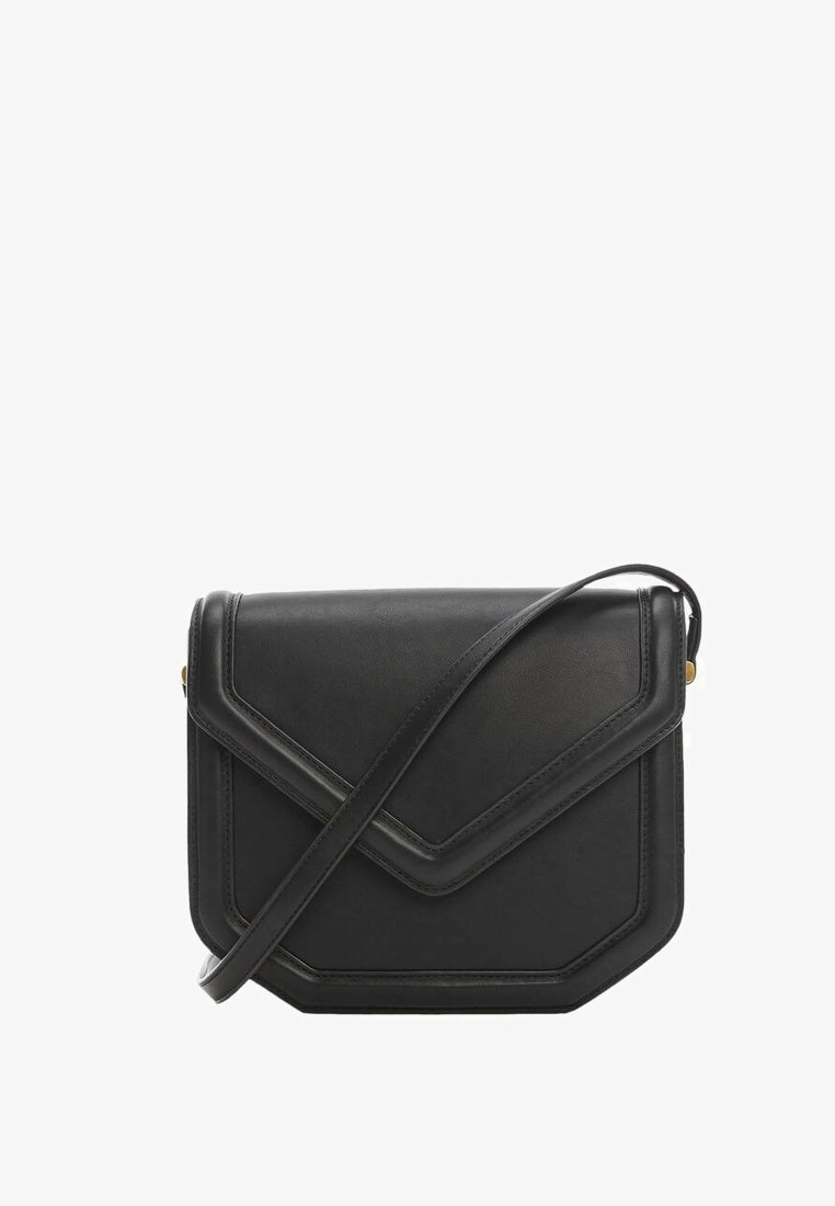 Borsa a tracolla in finta pelle nera con un design geometrico, dotata di patta piegata, hardware in oro e una tracolla regolabile.