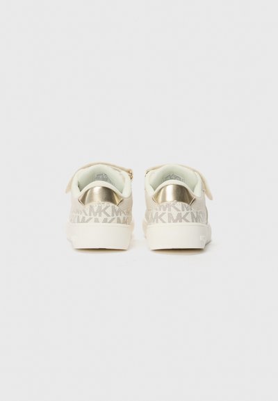 Zapatillas blancas con un acento dorado metálico en el talón, que cuentan con un logotipo MK gris estampado en la parte trasera y un interior suave y acolchado.