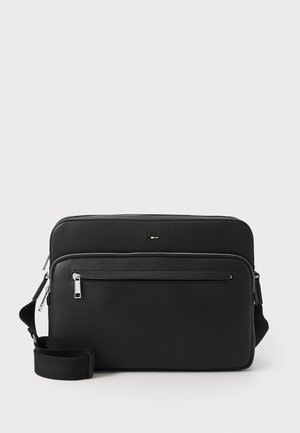 Sort læder messenger taske med en tekstureret overflade, frontlomme med lynlås, sølvhardware og en justerbar rem. Rektangulær form.