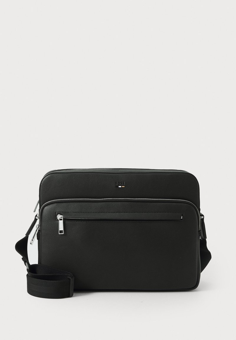 Borsa a tracolla nera in pelle con superficie texture, tasca frontale con zip, accessori in argento e tracolla regolabile. Forma rettangolare.