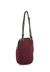 Borsa in tessuto borgogna con chiusura a zip, due anelli per una tracolla e una tracolla a motivo nero e arancione. Forma compatta e rettangolare.