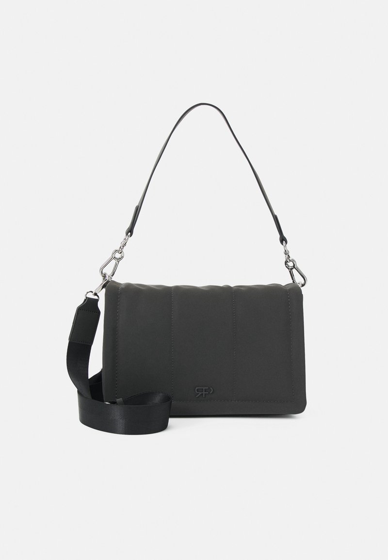 Sac à épaule rectangulaire noir avec face avant matelassée, longue bandoulière amovible et poignée courte, présenté sur un fond clair uni.