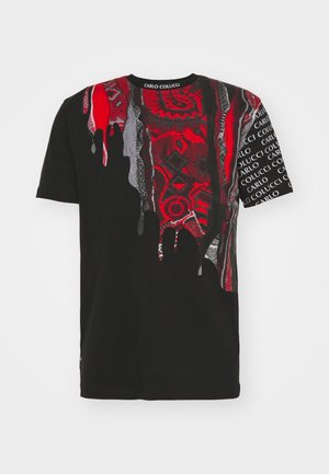 T-shirt noir avec un motif abstrait rouge et gris dégoulinant à l'avant et sur l'épaule droite, la manche droite comporte un texte blanc répétitif "CARLO COLUCCI".