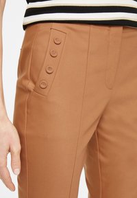 comma Chino - brown