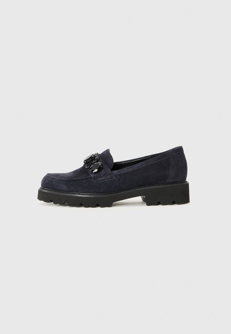 Mørkeblå semsket loafers med en kraftig sort gummisåle, med doble sorte steinaksenter foran og en glatt, matt overflate.
