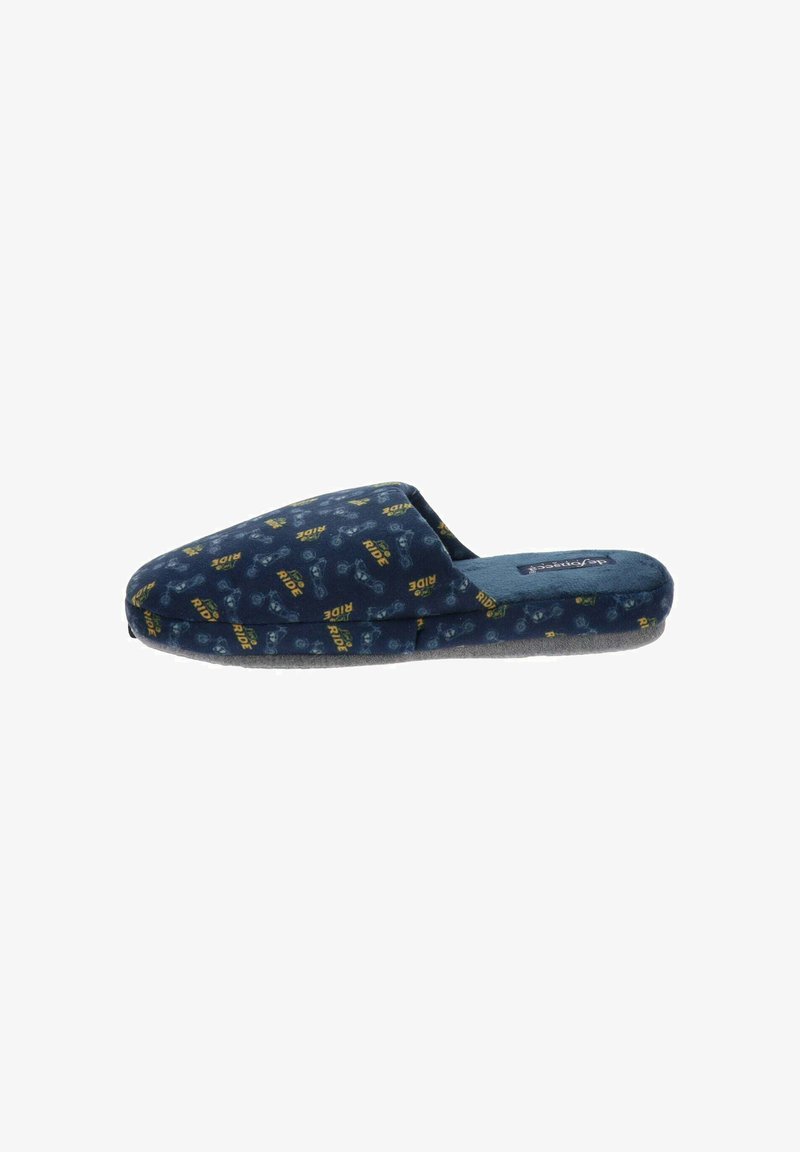 Zapatilla de color azul marino con un upper de tela suave, que presenta un patrón repetido en amarillo y azul. Diseño de punta cerrada con una suela gris.