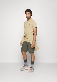 The North Face SIMPLE DOME TEE - T-shirts print - khaki stone