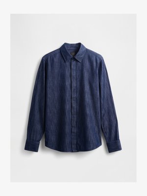 Chemise en denim bleu foncé avec un col classique, des manches longues, une fermeture à boutons sur le devant et un tissu légèrement texturé. Pas de motifs visibles.