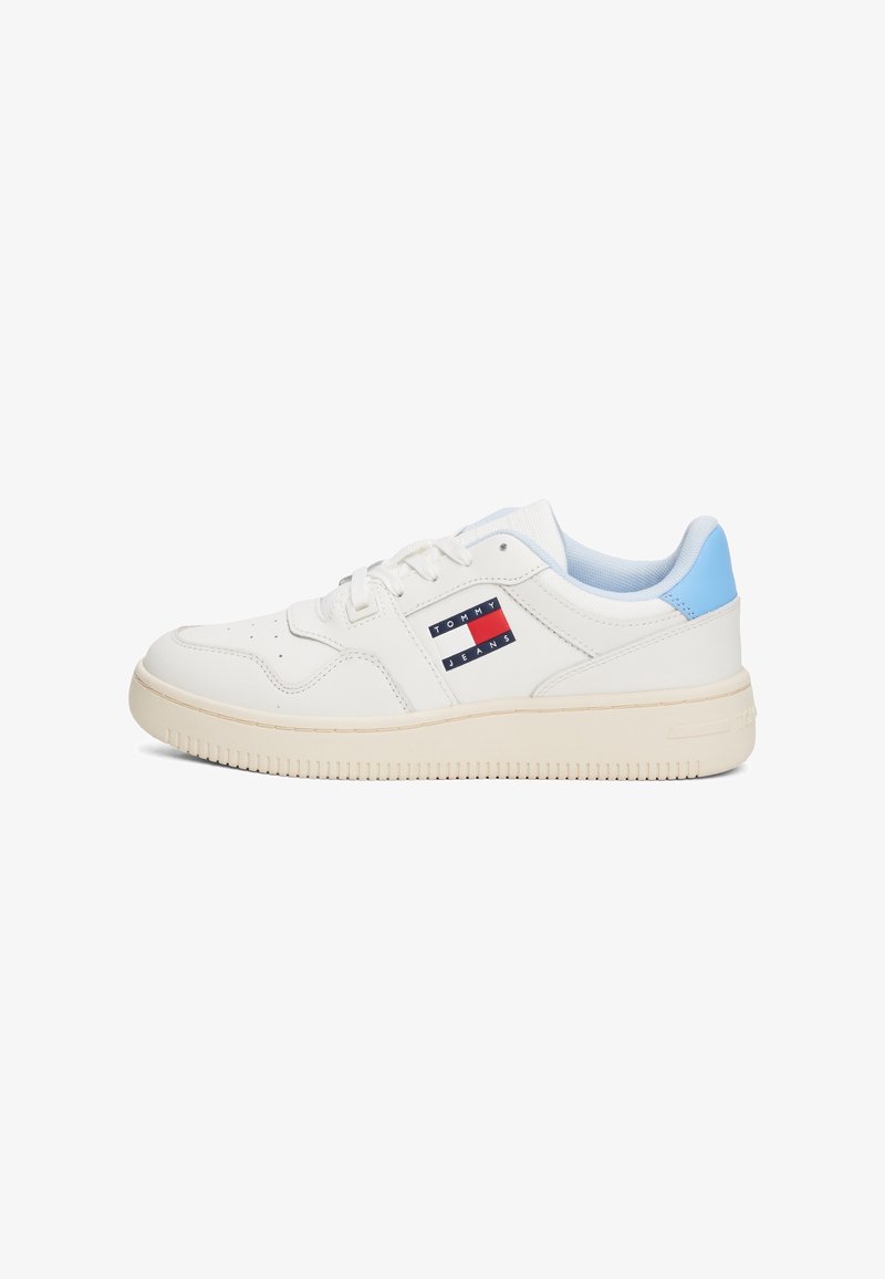 Baskets basses blanches avec talon bleu clair, semelle crème et patch logo Tommy Jeans sur le côté.