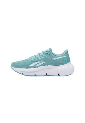 Lichtblauwe Reebok hardloopschoen met witte zool, mesh bovenwerk, vetersluiting en wit logo aan de zijkant, gezien vanaf de buitenkant.
