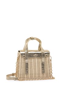 Bolso tejido de color beige con solapa y asas de patrón de cocodrilo dorado metálico, con una correa de cadena dorada desmontable.