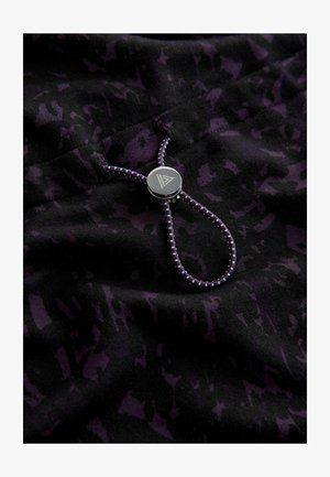 Čierna látka s temným fialovým abstraktným vzorom, obsahujúca strieborný kovový nastavovač a zodpovedajúcu fialovú šnúrku. Mäkšia textúra.