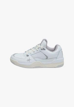 Baskets de sport blanches avec une tige en cuir texturé, des côtés perforés, des accents gris et une semelle rembourrée. Design à lacets avec un col rembourré.