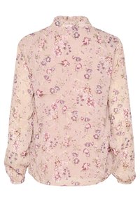 Bluse med blomsterprint i lys pink, lavet i et tekstureret stof med forskellige blomster i lilla, gul og grøn. Lange ærmer med opsmøgede manchetter.