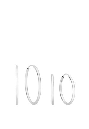 Deux paires de boucles d’oreilles simples en argent en forme de créoles, une grande et une petite, montrées de profil et de face sur un fond blanc.