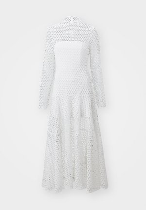 Abito bianco con maniche lunghe e collo alto, realizzato in tessuto con motivo in pizzo circolare, con un orlo fluttuante a strati.
