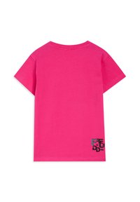 Maglietta in cotone rosa con maniche corte, scollo rotondo e dettaglio grafico nero sul lato inferiore destro. Texture liscia.