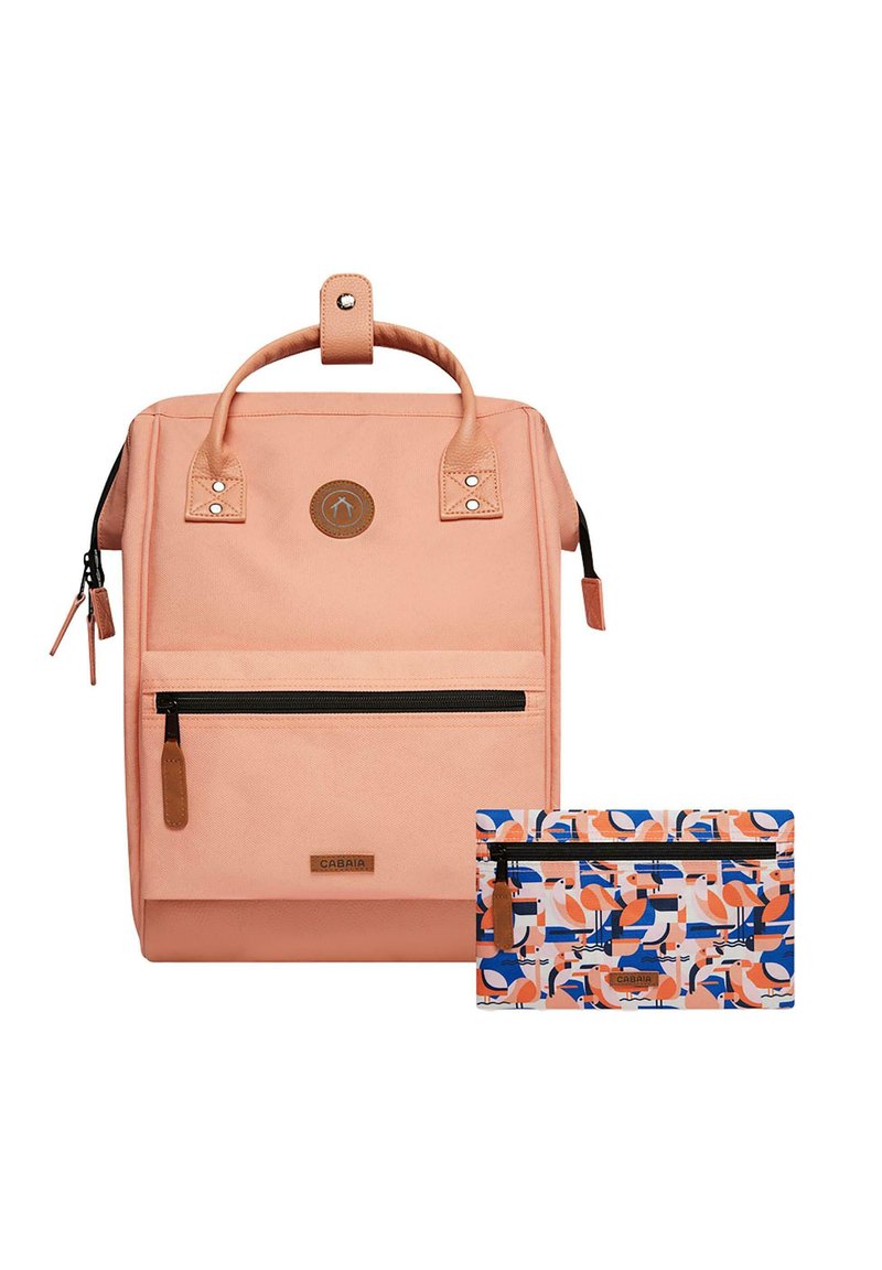 Zaino in tela pesca con doppio manico, tasca anteriore con zip, patch del logo e portacarte decorato con forme blu, arancioni e crema.