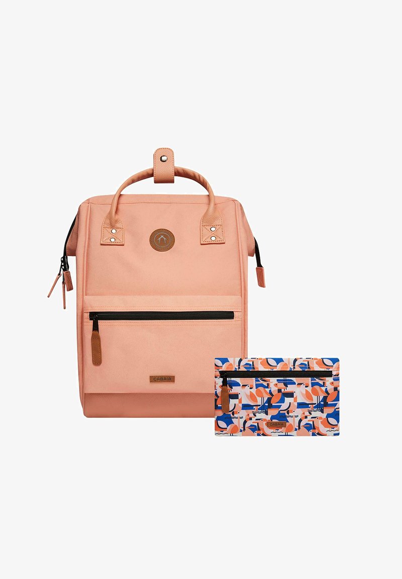 Zaino in tela pesca con doppio manico, tasca anteriore con zip, patch del logo e portacarte decorato con forme blu, arancioni e crema.