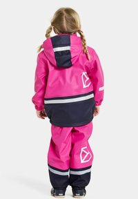 Rosa vattentät regnjacka med en marinblå huva och reflexstripes, ihop med matchande byxor. Har logotypdetaljer på båda plaggen.