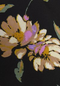 Tessuto floreale con grandi fiori astratti in beige, lavanda e rosa su uno sfondo nero, con accenti di foglie verdi e una finitura testurizzata.