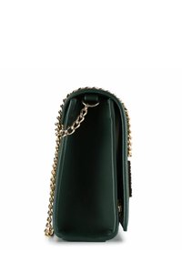 Borsa a tracolla verde in pelle con catena, forma rettangolare, texture liscia e chiusura a zip. Presenta dettagli in metallo dorato.