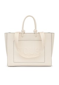 Grand sac fourre-tout crème avec une finition texturée, présentant un logo débossé à l'avant et des accents noués sur les poignées.