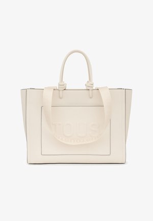 Grand sac fourre-tout crème avec une finition texturée, présentant un logo débossé à l'avant et des accents noués sur les poignées.