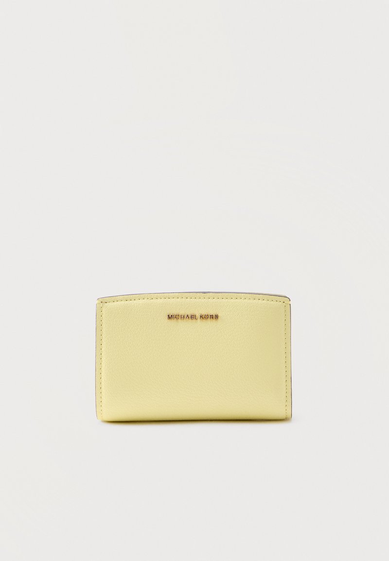 Portefeuille en cuir jaune Michael Kors avec logo doré centré sur le devant, présenté sur un fond clair uni.
