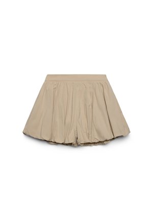 Jupe plissée beige avec une large ceinture, en tissu léger, présentant une forme ample et évasée avec une texture lisse.