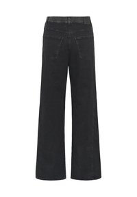 Weite schwarze Jeans aus Denim mit glatter Textur, ausgestattet mit zwei Gesäßtaschen und einem Markenlabel am Bund.